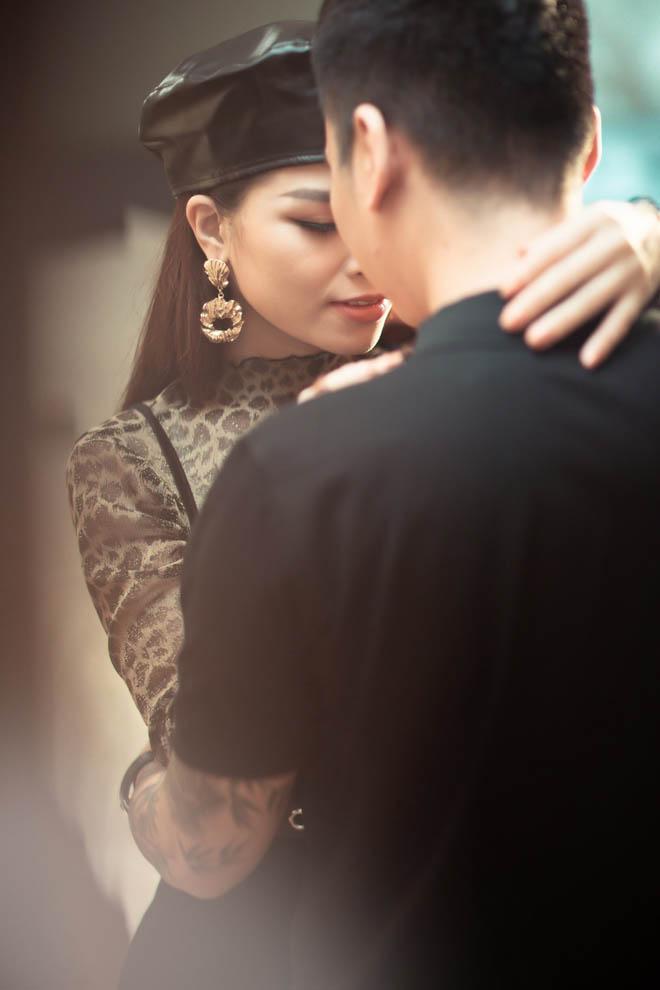 Vợ Khắc Việt có ghen khi chồng công khai ôm hôn gái lạ?-4