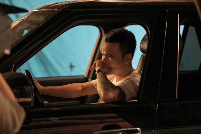 Vợ Khắc Việt có ghen khi chồng công khai ôm hôn gái lạ?-9