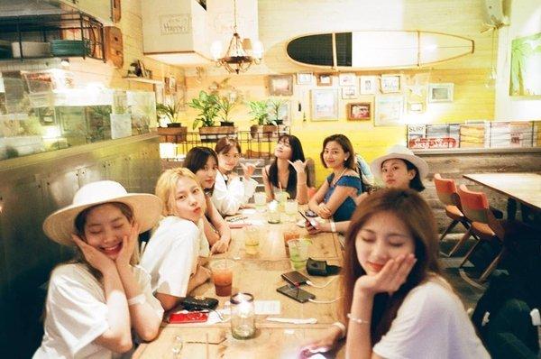 Mina lần đầu trở lại MXH cùng các thành viên TWICE sau thời gian điều trị khủng hoảng tâm lý-1