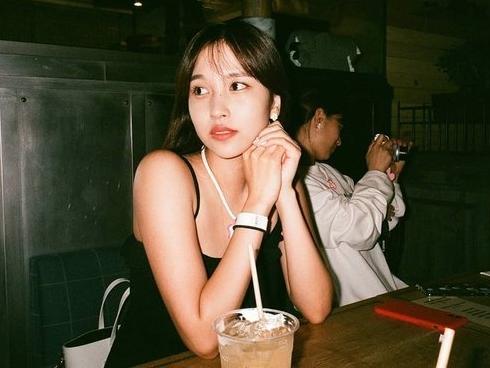 Mina lần đầu trở lại MXH cùng các thành viên TWICE sau thời gian điều trị khủng hoảng tâm lý