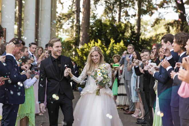 Vlogger PewDiePie đăng ảnh đám cưới, fan nói thật bất ngờ-3