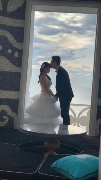 Không cá tính như khi chụp với siêu xe, con gái Minh Nhựa sexy hết nấc với váy cưới khoe vòng 1 cực khủng-5