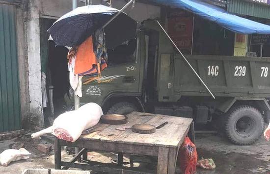 Đứng mua thịt lợn trên vỉa hè, người phụ nữ bị xe tải mất lái đâm tử vong