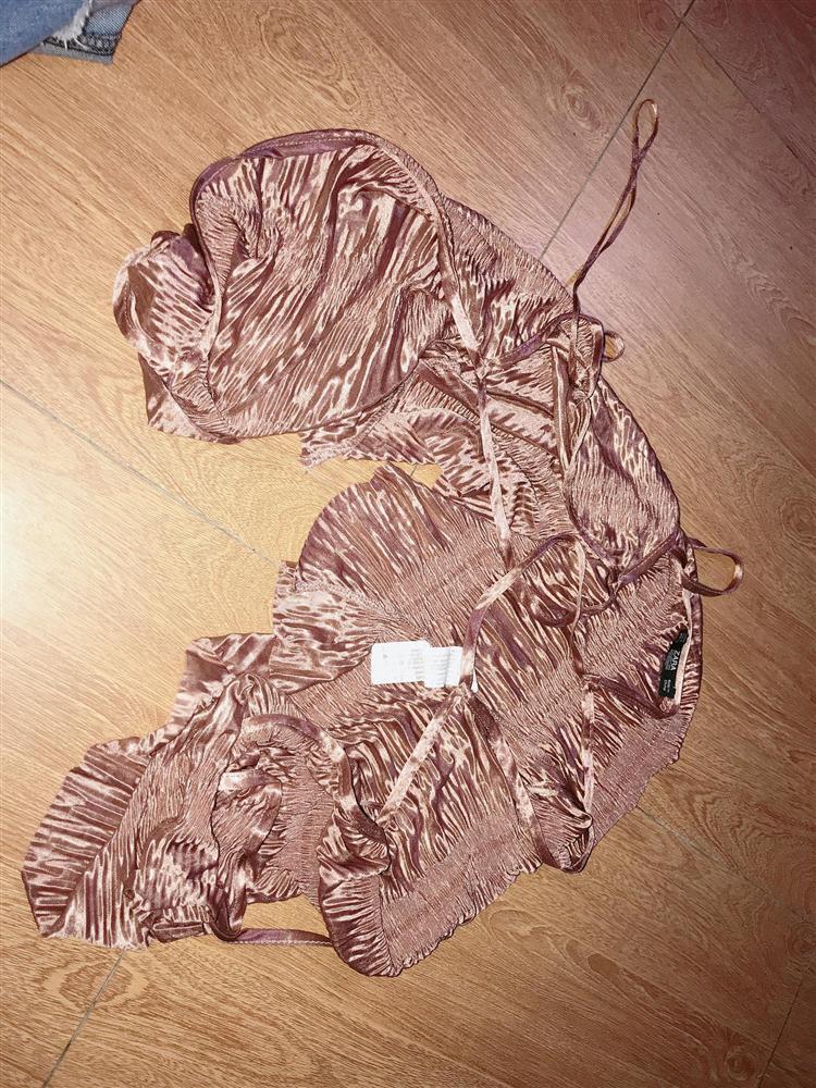 Bị quyến rũ bởi chiếc áo vô cùng sexy đặt qua mạng, cô gái e ngại phải dùng làm rèm cửa vì lý do có 1 - 0 - 2-3