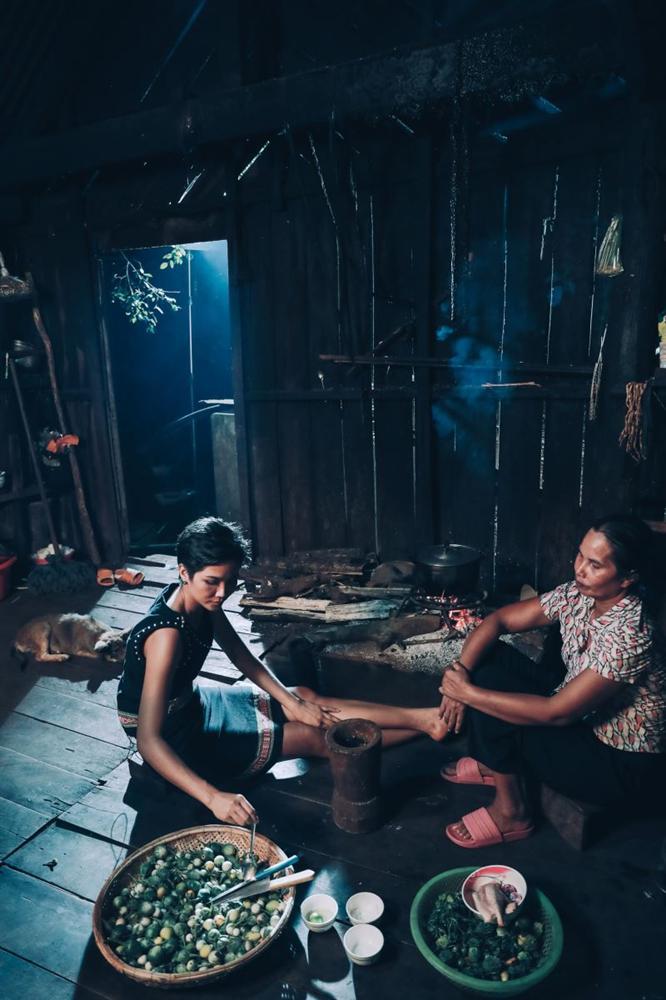 Bị nghi ngờ tự thêu dệt hoàn cảnh gia đình khó khăn, hoa hậu HHen Niê nói gì?-1