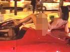 Cô gái trẻ gây sốc khi khỏa thân nằm trên nóc siêu xe để bạn trai lái đi dạo phố