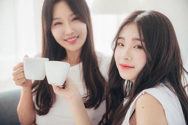 Những cặp mẹ con cứ ngỡ chị em, khiến cộng đồng mạng châu Á không tin vào mắt mình-4