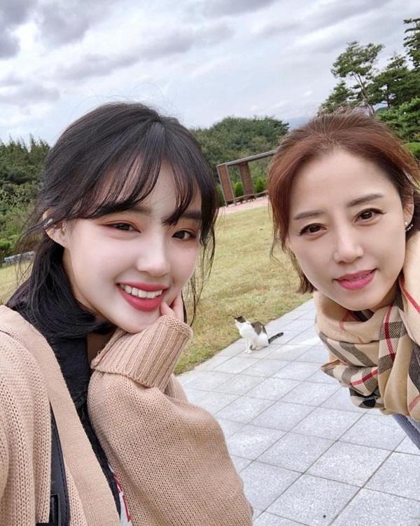 Những cặp mẹ con cứ ngỡ chị em, khiến cộng đồng mạng châu Á không tin vào mắt mình-9