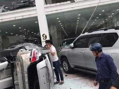 Ô tô lao từ tầng 2 xuống đất, nhiều người may mắn thoát chết