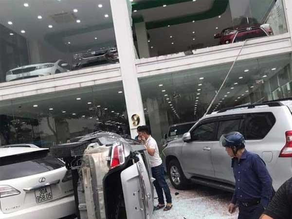 Ô tô lao từ tầng 2 xuống đất, nhiều người may mắn thoát chết-1