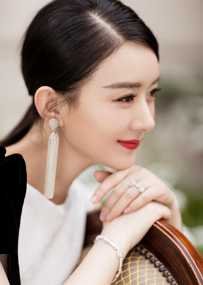 Triệu Lệ Dĩnh khoe vóc dáng thon thả, chính thức tái xuất showbiz sau thời gian ở cữ-2