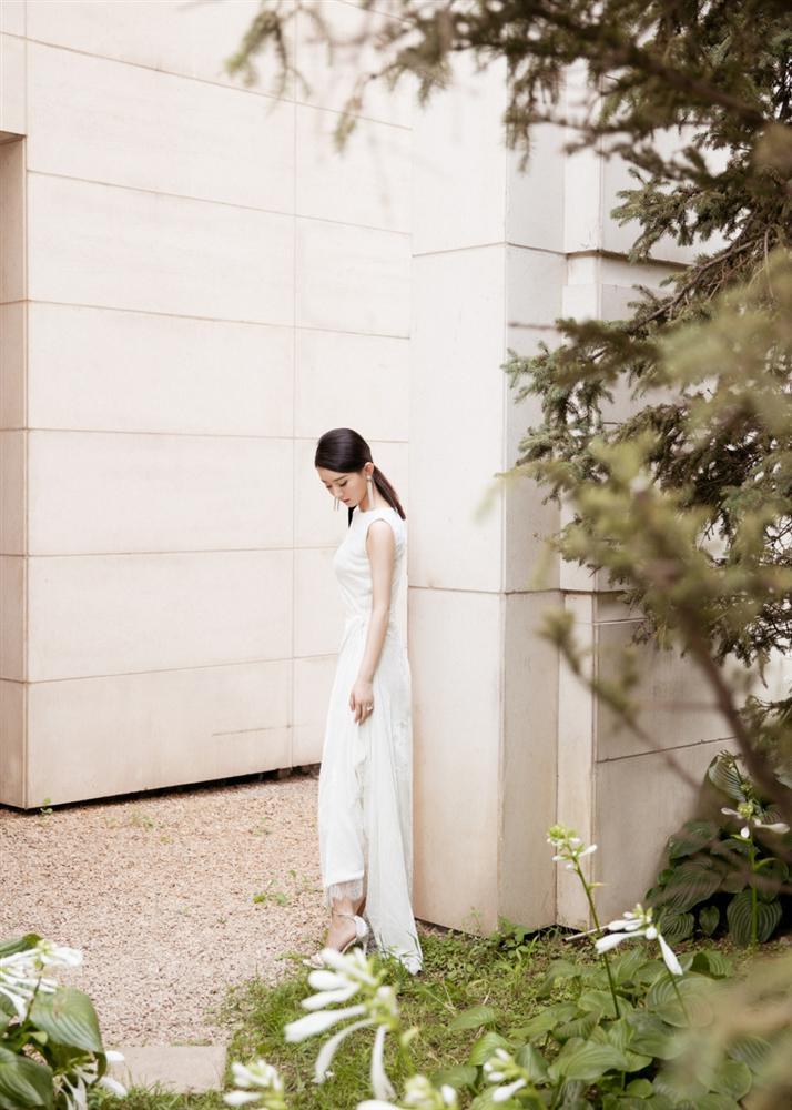 Triệu Lệ Dĩnh khoe vóc dáng thon thả, chính thức tái xuất showbiz sau thời gian ở cữ-3