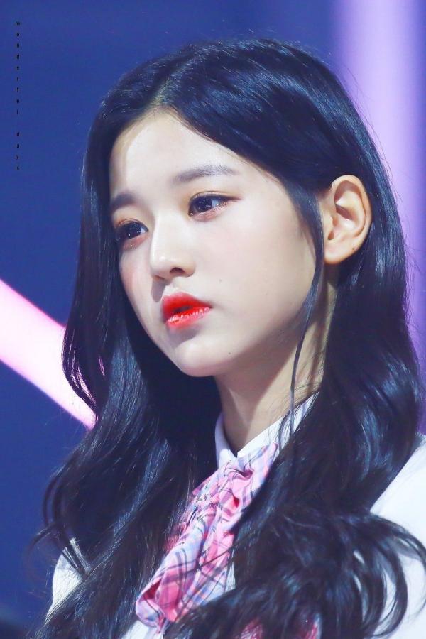 Được tâng bốc hơn cả Irene, Jisoo, center của IZ*ONE lại khiến netizen hết hồn vì mặt mộc đen nhẻm-1