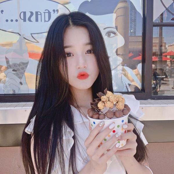 Được tâng bốc hơn cả Irene, Jisoo, center của IZ*ONE lại khiến netizen hết hồn vì mặt mộc đen nhẻm-2