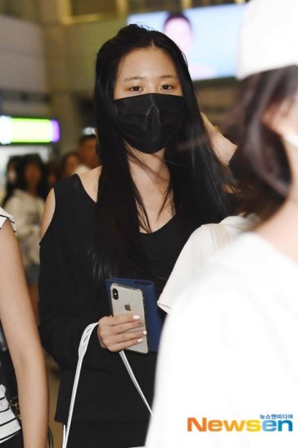 Được tâng bốc hơn cả Irene, Jisoo, center của IZ*ONE lại khiến netizen hết hồn vì mặt mộc đen nhẻm-4