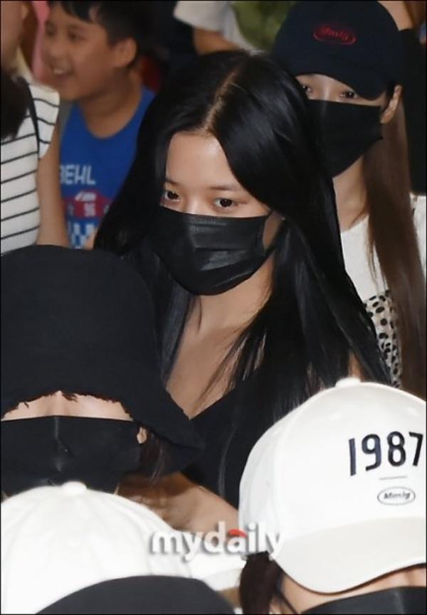 Được tâng bốc hơn cả Irene, Jisoo, center của IZ*ONE lại khiến netizen hết hồn vì mặt mộc đen nhẻm-5