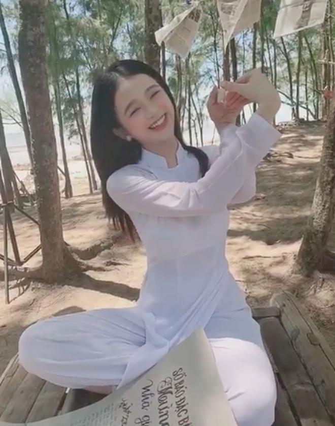 Lần đầu trổ tài thể hiện điệu múa quạt trong truyền thuyết, Linh Ka bất ngờ được khen ngợi đáng yêu hết nấc-2