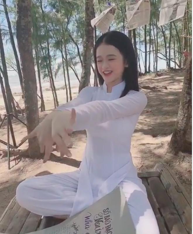 Lần đầu trổ tài thể hiện điệu múa quạt trong truyền thuyết, Linh Ka bất ngờ được khen ngợi đáng yêu hết nấc-3