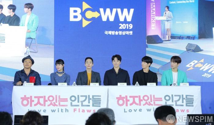 Hậu scandal ly hôn nàng Cỏ Goo Hye Sun, mỹ nam Ahn Jae Hyun bị đổi tên thành nhà giám định núm vú-4