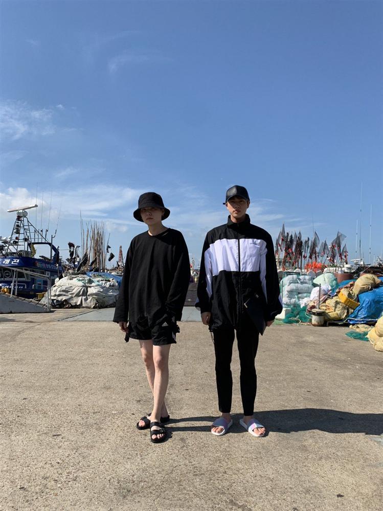 Khác hẳn hội em nhỏ, 2 anh lớn BTS tận hưởng kỳ nghỉ theo phong cách người già mà vẫn cực sang chảnh-4