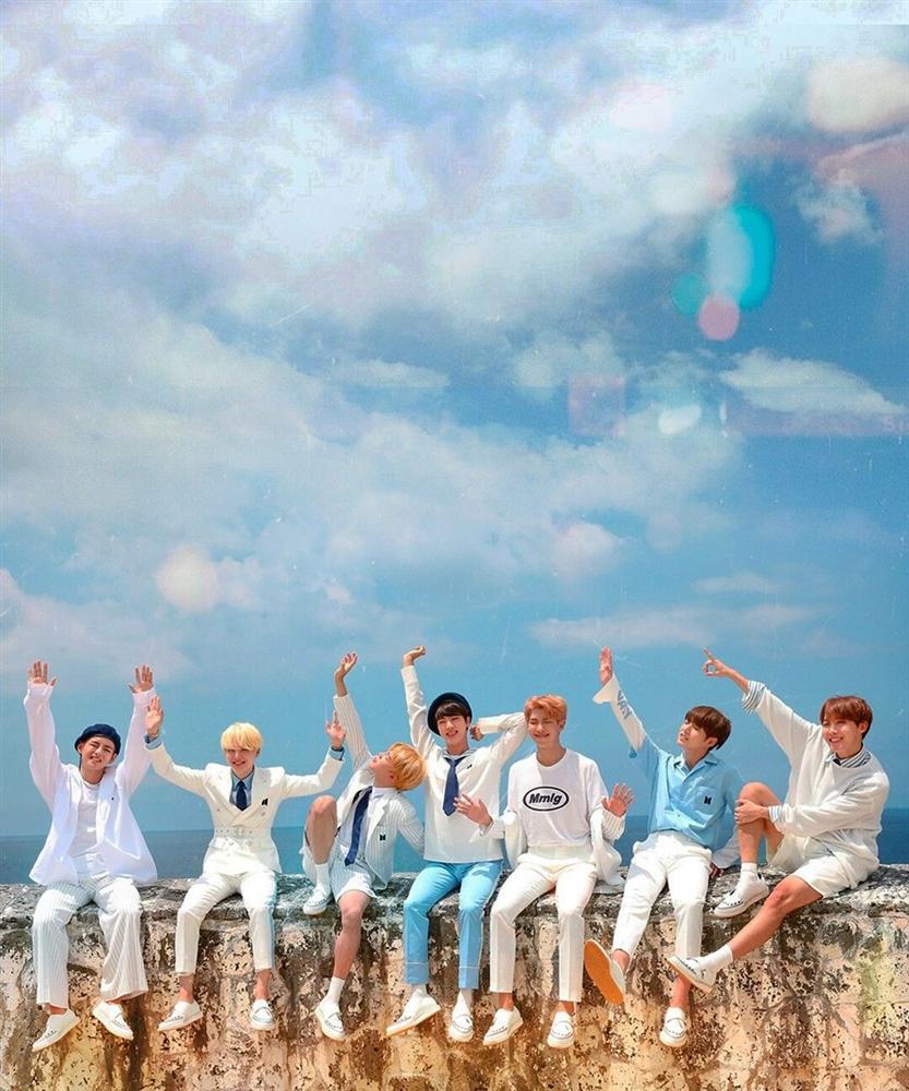 Khác hẳn hội em nhỏ, 2 anh lớn BTS tận hưởng kỳ nghỉ theo phong cách người già mà vẫn cực sang chảnh-8