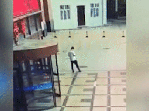 Clip: Đang lái xe, tài xế bị đột quỵ, đổ gục ra vô lăng và phản ứng cực nhanh của phụ xế làm ai cũng run bắn người-3