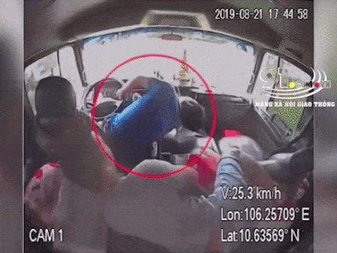 Clip: Đang lái xe, tài xế bị đột quỵ, đổ gục ra vô lăng và phản ứng cực nhanh của phụ xế làm ai cũng run bắn người-2