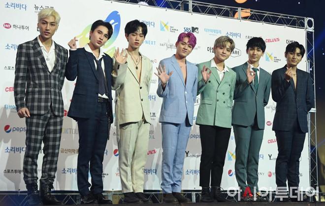 Nhóm nhạc tai tiếng Zero 9 lên thảm xanh lễ trao giải Hàn Quốc-7