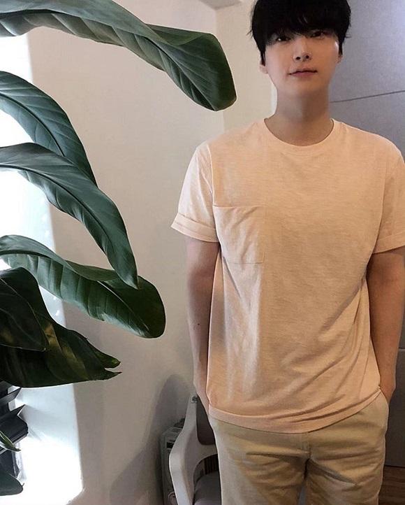 Chê vợ không quyến rũ nhưng Ahn Jae Hyun lại sở hữu gu thời trang nhạt nhòa khiến người hâm mộ ngán ngẩm-1