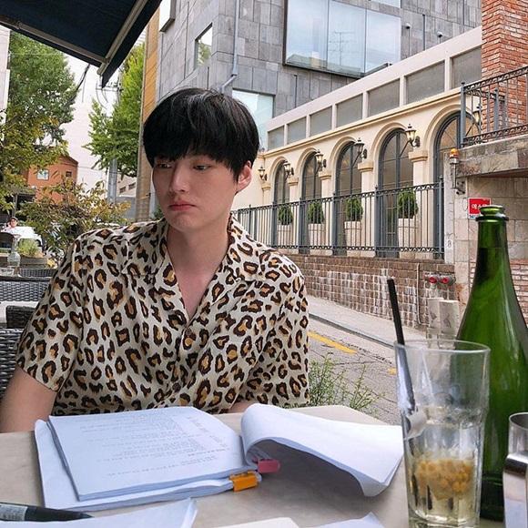 Chê vợ không quyến rũ nhưng Ahn Jae Hyun lại sở hữu gu thời trang nhạt nhòa khiến người hâm mộ ngán ngẩm-5