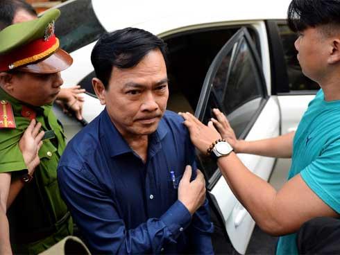 Ông Nguyễn Hữu Linh đến tòa trong 'hàng rào' bảo vệ dày đặc