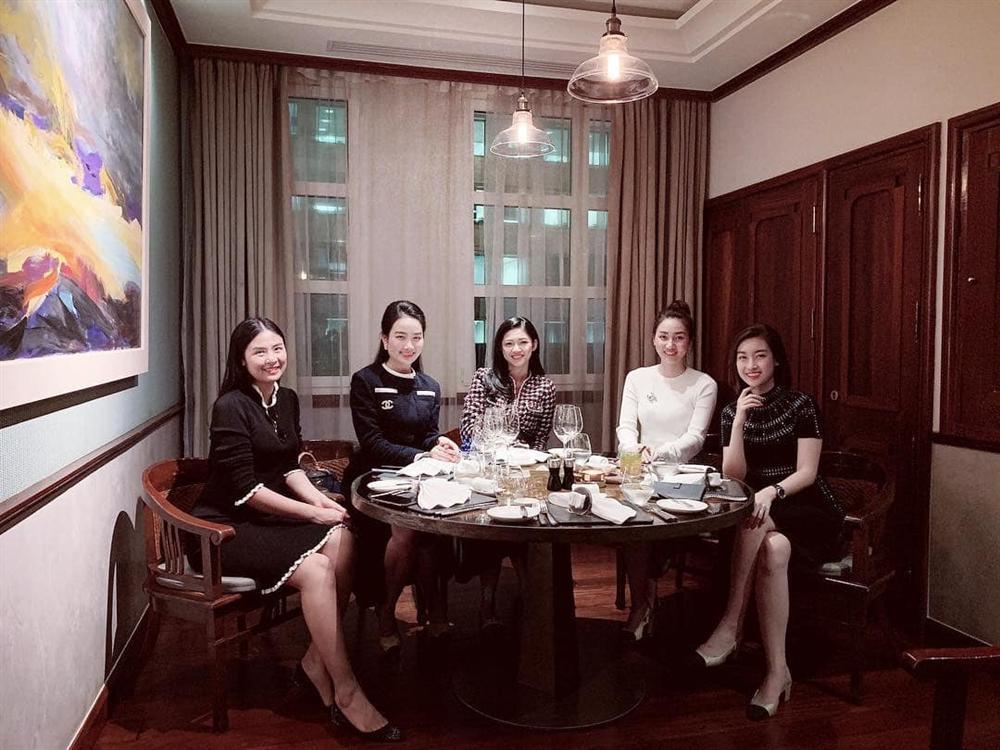 Hoa hậu Đỗ Mỹ Linh bị bóc mẽ gian lận chiều cao khi đứng giữa dàn mỹ nhân-1