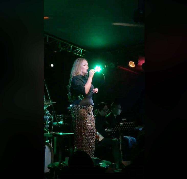 SAO MẶC XẤU: Mỹ Tâm lộ vòng 2 ngấn mỡ bị stylist hại từ trang phục đến make up - Cardi B mặc váy dễ liên tưởng đến hình nhạy cảm-4