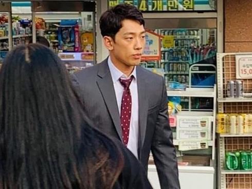 Bi Rain trông tiều tụy trên phim trường