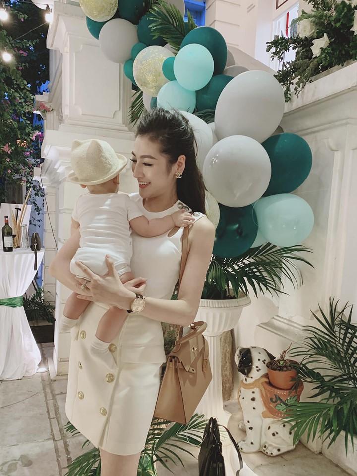 Trước khi lấy chồng, Hoa hậu Ngọc Hân đặt hàng con trai Á hậu Tú Anh lăn giường tân hôn lấy may-10