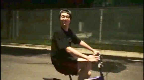 Giữa tin đồn hẹn hò Hiền Hồ, thánh tà lỏn Bùi Anh Tuấn vẫn giữ nguyên phong cách thời trang đi chợ buổi sớm-1