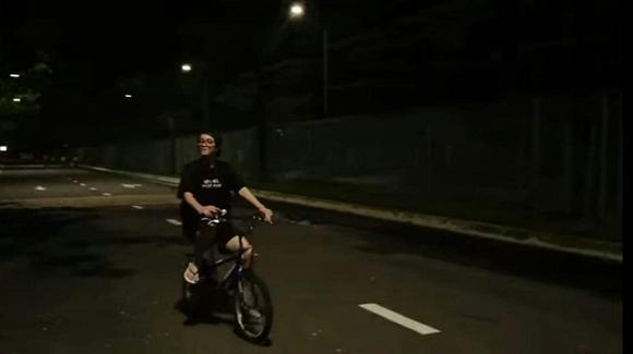 Giữa tin đồn hẹn hò Hiền Hồ, thánh tà lỏn Bùi Anh Tuấn vẫn giữ nguyên phong cách thời trang đi chợ buổi sớm-2