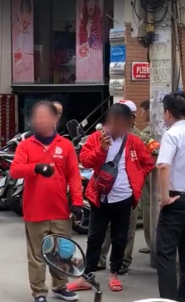 Bị phàn nàn vì con trai quên không trả 6k tiền cước, người mẹ ném cả điện thoại làm rách mặt bác xe ôm rồi thách gọi công an-1