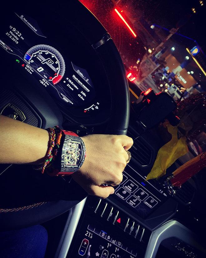 Khoe ảnh diện sơ mi sương sương đẹp như chú rể nhưng chiếc đồng hồ xấp xỉ 23 tỷ của đại gia Minh Nhựa mới gây choáng-3