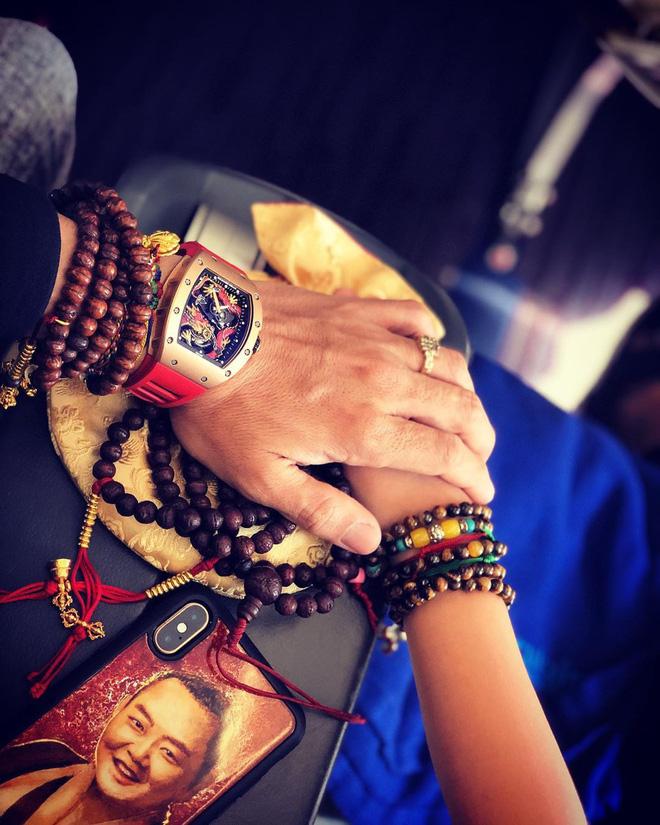 Khoe ảnh diện sơ mi sương sương đẹp như chú rể nhưng chiếc đồng hồ xấp xỉ 23 tỷ của đại gia Minh Nhựa mới gây choáng-4