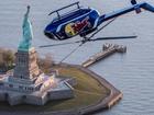 Trực thăng bay lộn ngược trên bầu trời New York