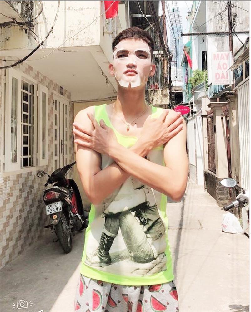 Làm đẹp kiểu Mạc Văn Khoa: Đắp mặt nạ giấy ra đường đứng giữa trưa nắng để... hòa mình vào thiên nhiên-1