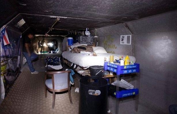 Hết thời, sao phim 18+ đẹp như nữ thần phải sống trong ống cống-8