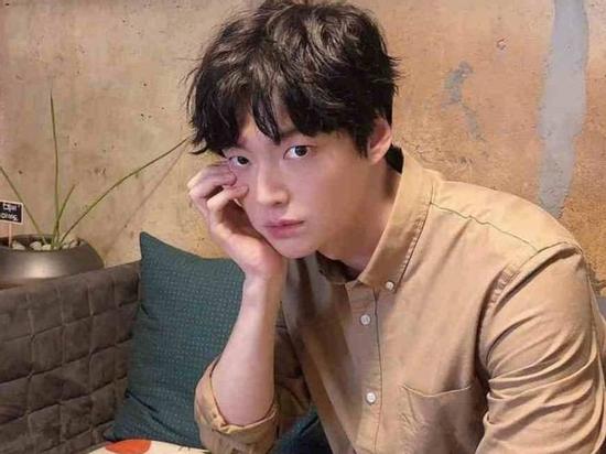 Ahn Jae Hyun âm thầm xóa bình luận tiêu cực giữa scandal ly hôn Goo Hye Sun