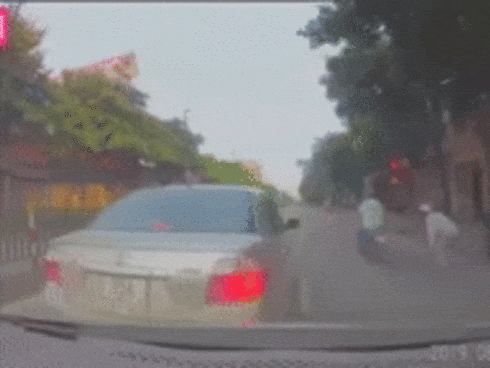 Clip: Đang phụ bếp, cô gái bị nam thanh niên vào tận nơi tạt axit hỏng một bên mắt, mặt bỏng nặng-4