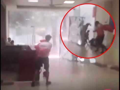 Clip: Cuồng phong bão ngay tại chung cư Linh Đàm, thanh niên bị gió thổi bay trong chớp mắt-2