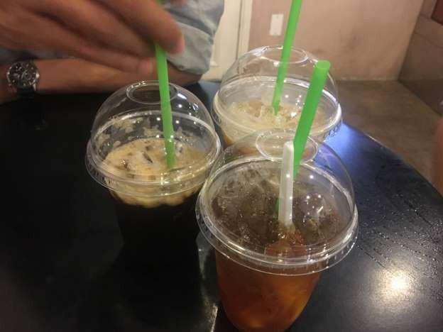 Quên lấy gần 500.000 đồng tiền thừa, chàng shipper ngỡ ngàng khi đọc được mảnh giấy chủ quán để lại-2