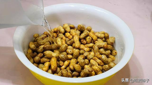 Luộc lạc không nên cho muối vào trực tiếp, hãy thêm bước này lạc vừa mềm ngọt lại thơm-3