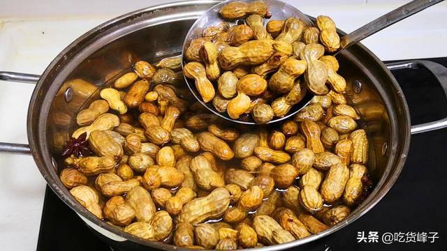 Luộc lạc không nên cho muối vào trực tiếp, hãy thêm bước này lạc vừa mềm ngọt lại thơm-4