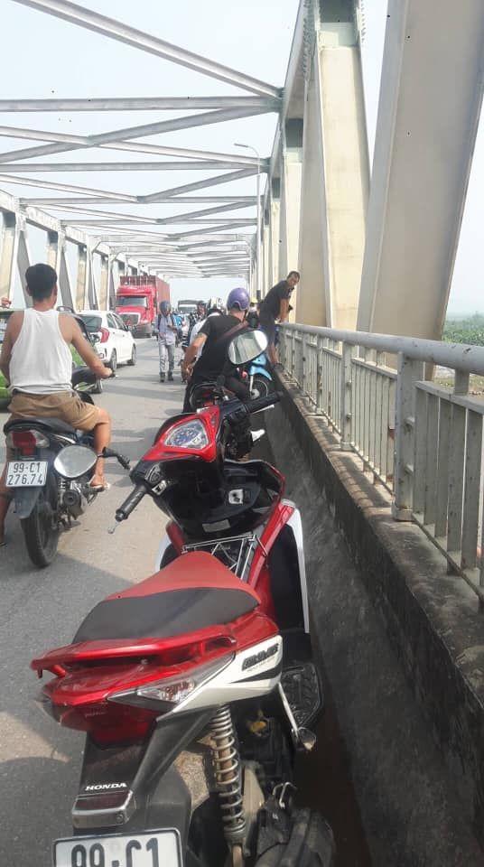 Người phụ nữ để lại xe máy kèm tờ giấy hãy giúp tôi gọi đến số điện thoại rồi nhảy xuống sông tự tử-1